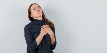 هل القولون يسبب ألم جهة القلب؟