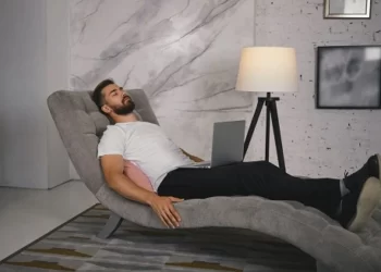 التحدث أثناء النوم