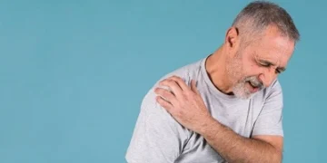 متى يكون ألم الكتف الأيمن خطير